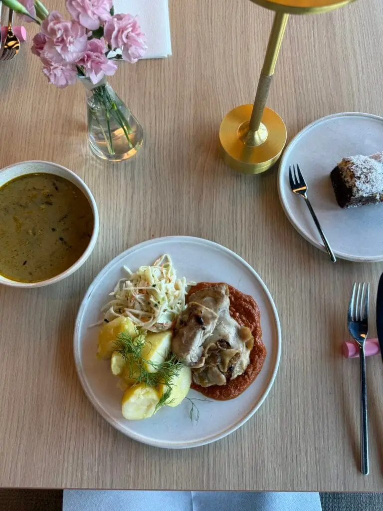 Restaurante Fala - moderno interior en beiges y marrones, un elegante establecimiento en Cracovia