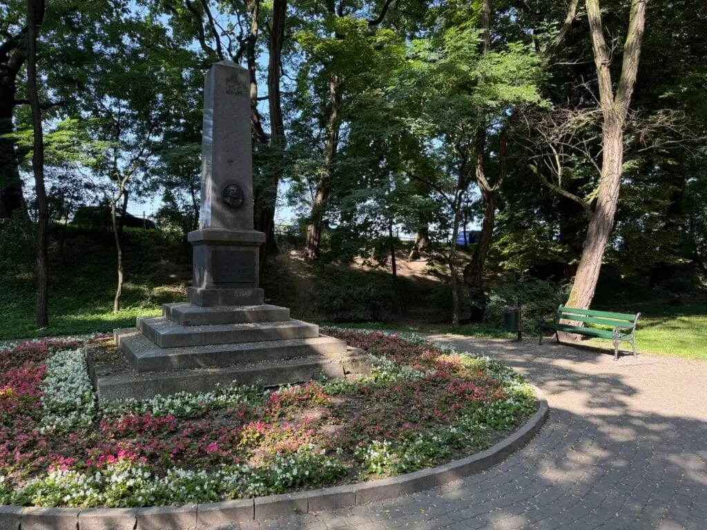 Obelisco histórico rodeado de flores en la plantación Florian Nowacki