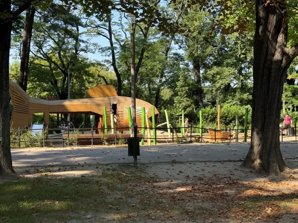 Parque infantil de madera con forma de pez en Podgórze Planty