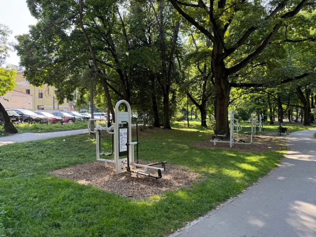 Aparatos de ejercicio al aire libre en el parque Podgórze Krakow