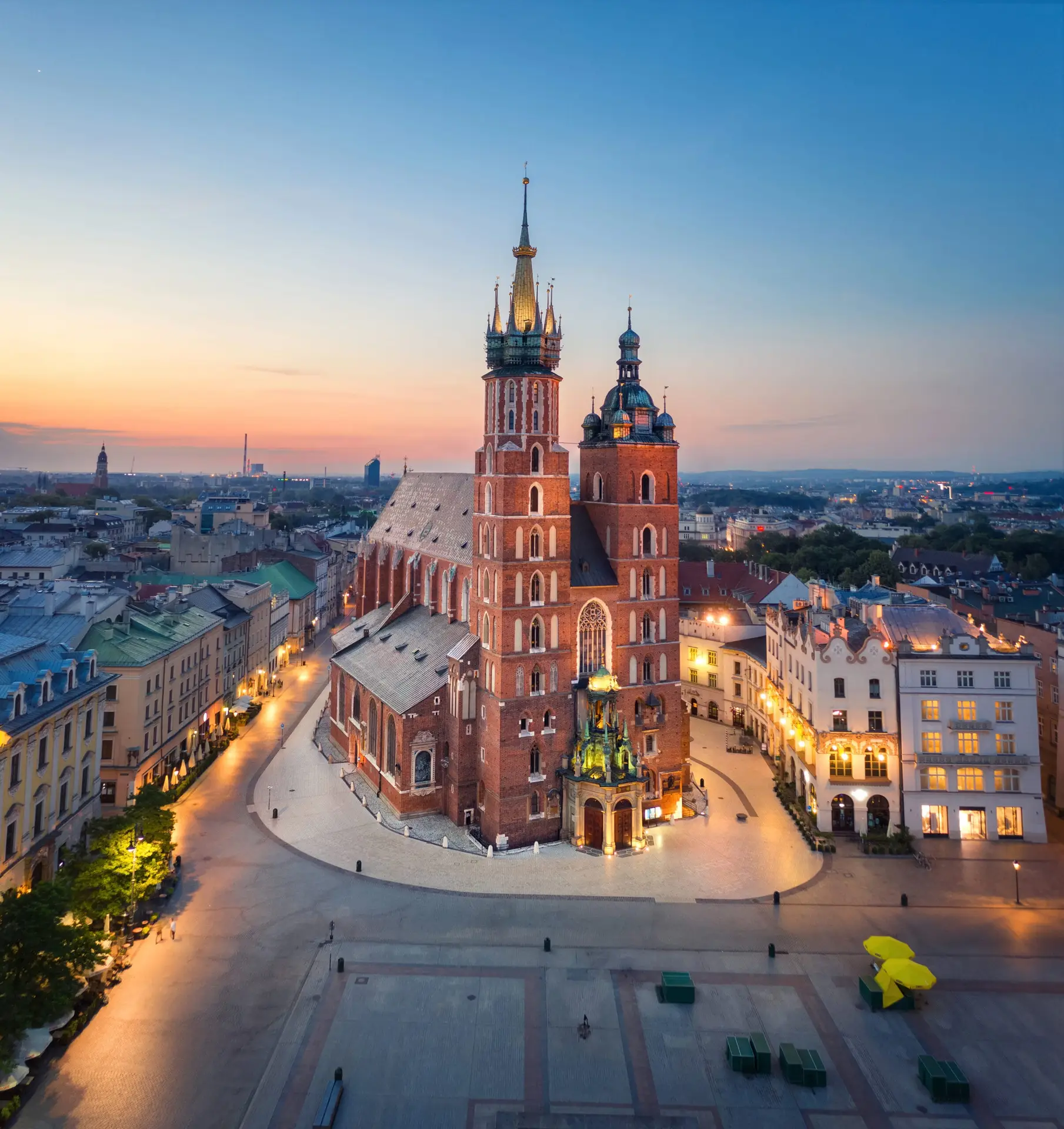Widok z drona na Kościół Mariacki – gotycka atrakcja w Krakowie na Rynku Głównym
