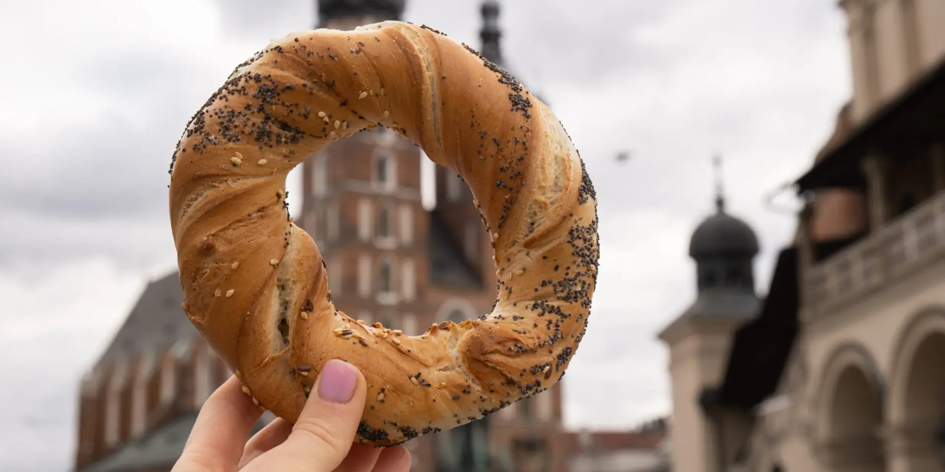 Tradycyjny obwarzanek krakowski – popularna kulinarna atrakcja w Krakowie