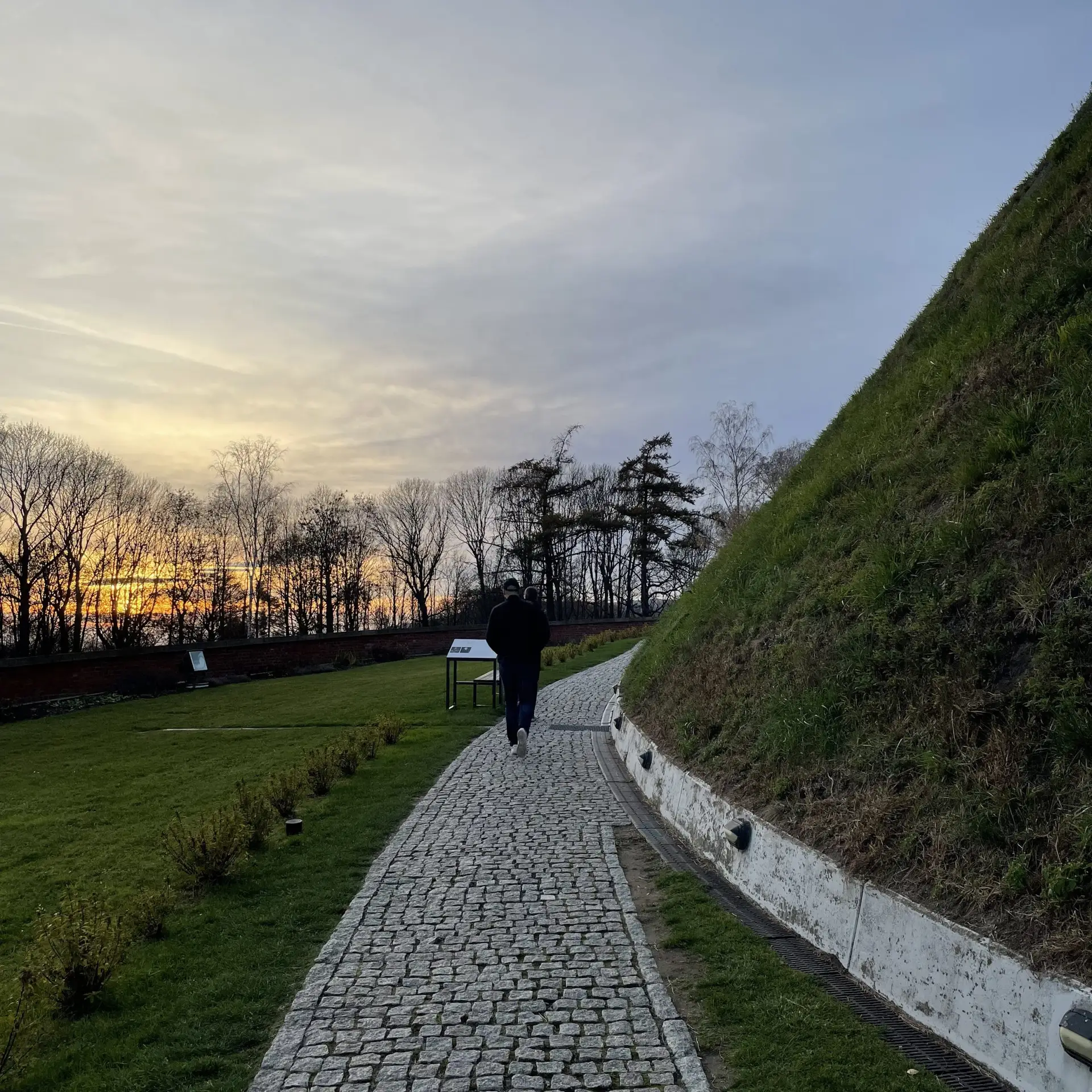 Sendero que rodea el túmulo de Kościuszko en Cracovia al atardecer: vistas de las murallas y las zonas verdes.