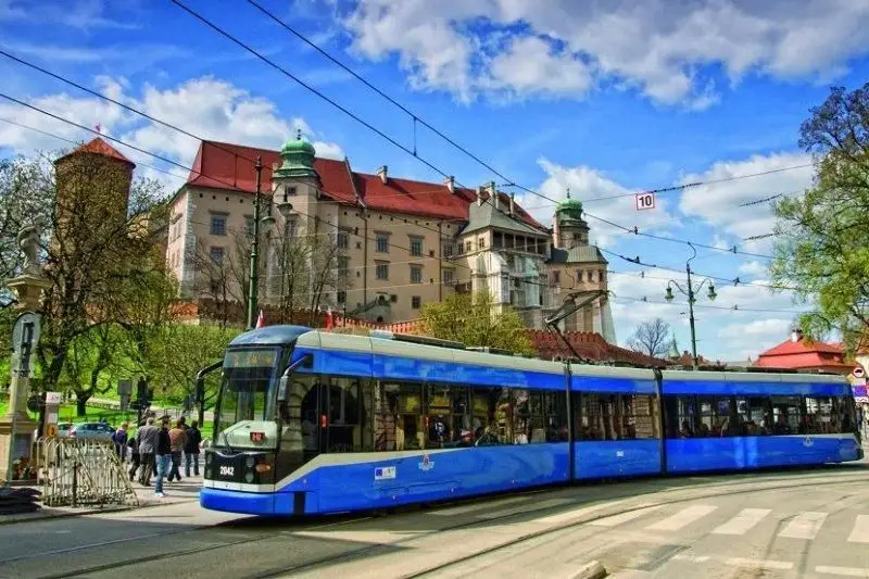 Transporte público de Cracovia: un moderno tranvía de MPK con el Castillo Real de Wawel de fondo.