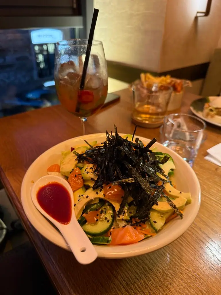 Sushi-Bowl mit Lachs, Avocado, Gemüse und Nori im Restaurant Woosabi in Krakau